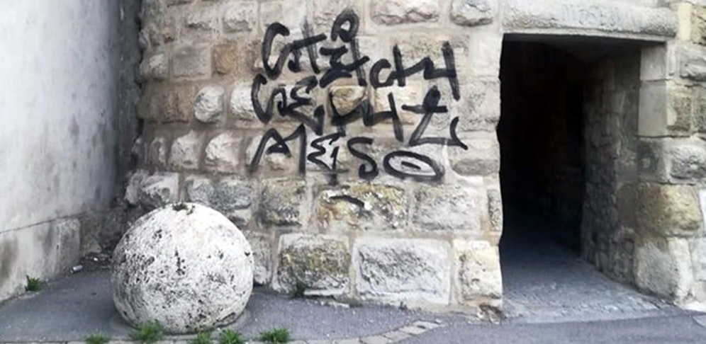 Rätselraten herrscht bei der Bedeutung des Schriftzugs.