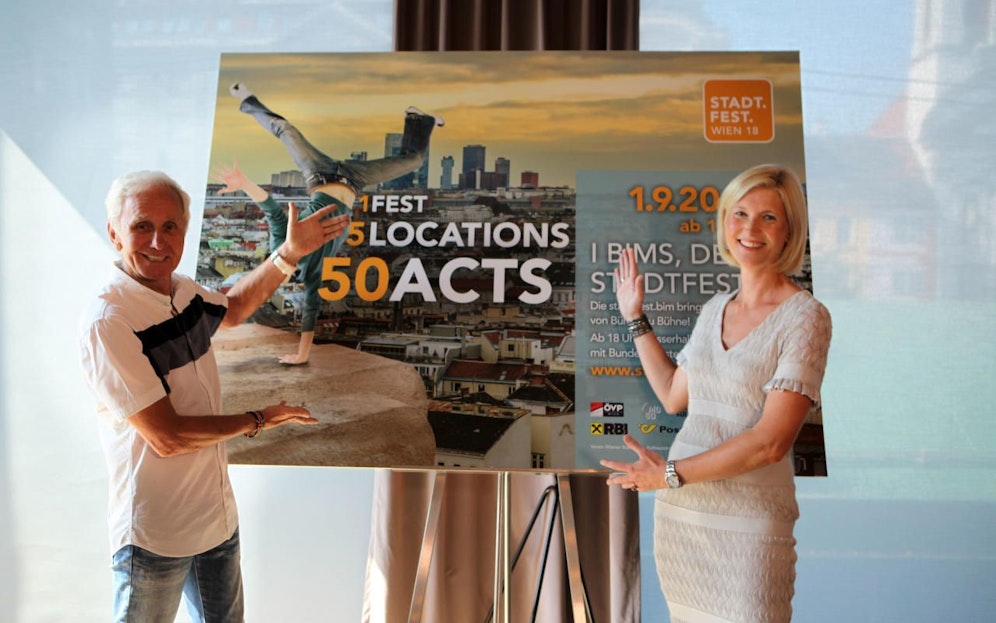 Das Stadtfest 2018 bekommt neben einer eigenen Bim auch erstmals einen Markenbotschafter. EAV-Frontmann Klaus Eberhartiner (hier mit ÖVP Wien-Landesgeschäftsführerin Bernadette Arnoldner) ist es besonders wichtig, den Musik-Nachwuchs vor den Vorhang zu holen. (c) ÖVP Wien