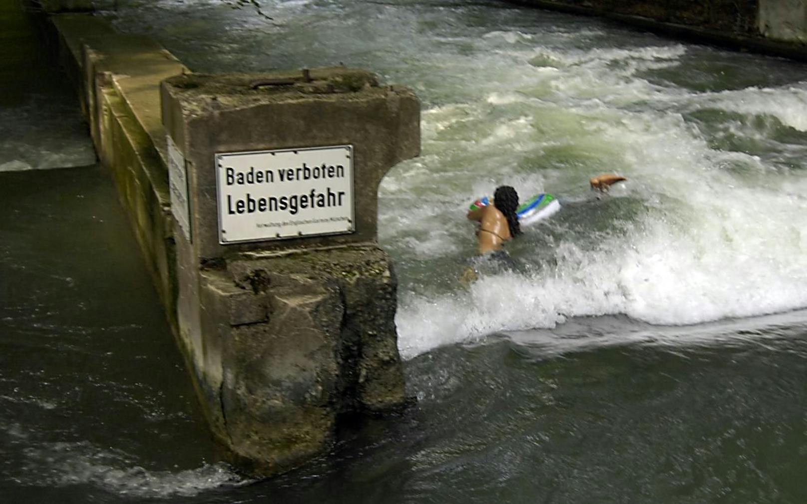 Ein Schild &quot;Baden verboten - Lebensgefahr&quot; warnt Schwimmer vor einer gefährlichen Wasserwalze im Münchner Eisbach. Symbolfoto