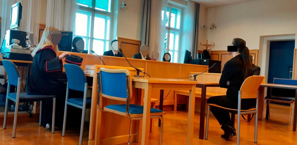 Die Angeklagte (re.) vor Gericht.