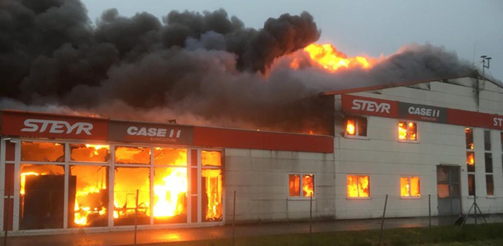 Großbrand bei Traktor-Händler in Harmannsdorf