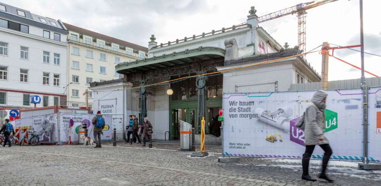 Verkehrs-Sperre bei der U4-Station Pilgramgasse.