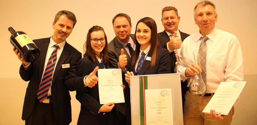 Andreas Stübler, Direktor Jürgen Kürner, Fachvorstand Thomas Gasteiner und Wein-Guru Herwig Zettel (v.li.n.re.) gratulierten den Siegerinnen Elisabeth Leitner und Sonja Tritremmel. 