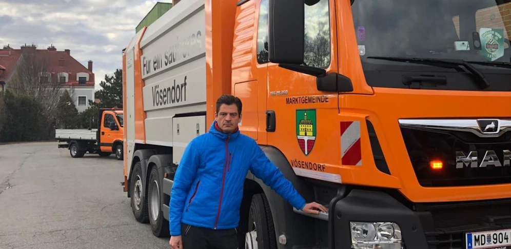 Hannes Koza vor einem Lkw der Marktgemeinde Vösendorf.