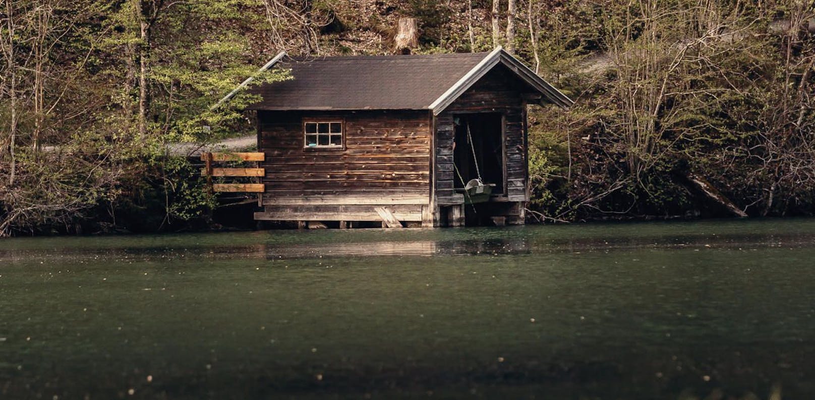 Ein kleines Fischerhaus am Ufer des Klammsees, aufgenommen am 02. Mai 2019, Kaprun. Symbolbild