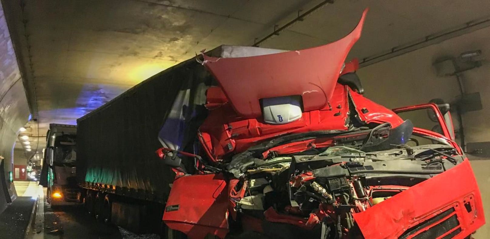 Lkw-Crash legte die S10 im Frühverkehr lahm