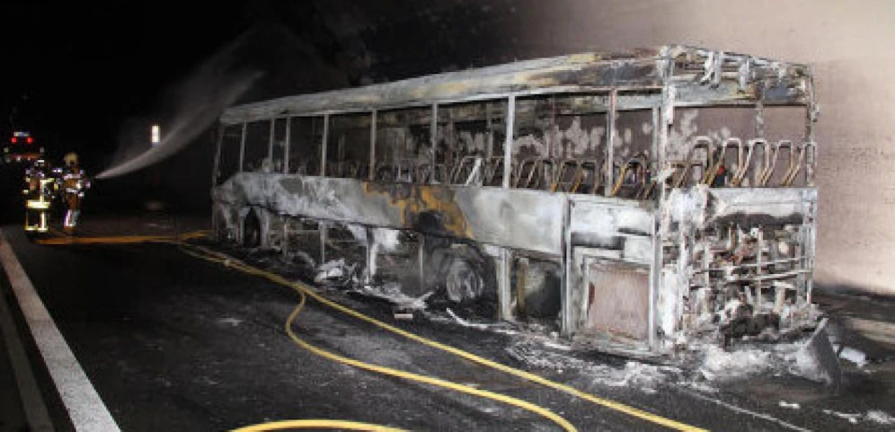 Der Bus brannte komplett aus.