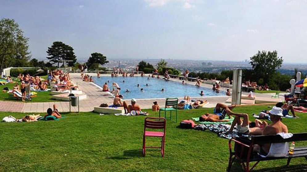 Im Krapfenwaldbad (Bild) und dem Bad Alte Donau sollen künftig Photovoltaik-Anlagen und Solarmatten für umweltfreundliche Energie sorgen. Die Stadt stellt dafür rund fünf Millionen Euro bereit. 