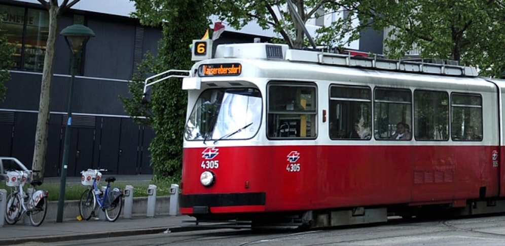 Am helllichten Tag wurde am Mittwoch ein 17-Jähriger von zwei Männern in der Straßenbahn attackiert und mit einem Messer verletzt. Die beiden Täter sind flüchtig.