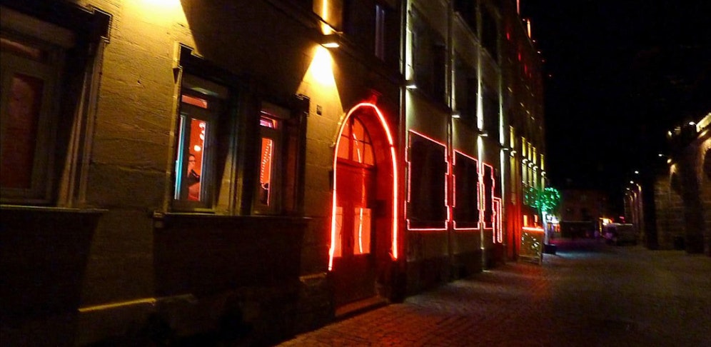 Der Mann verlor in einem Nachtlokal völlig die Nerven.