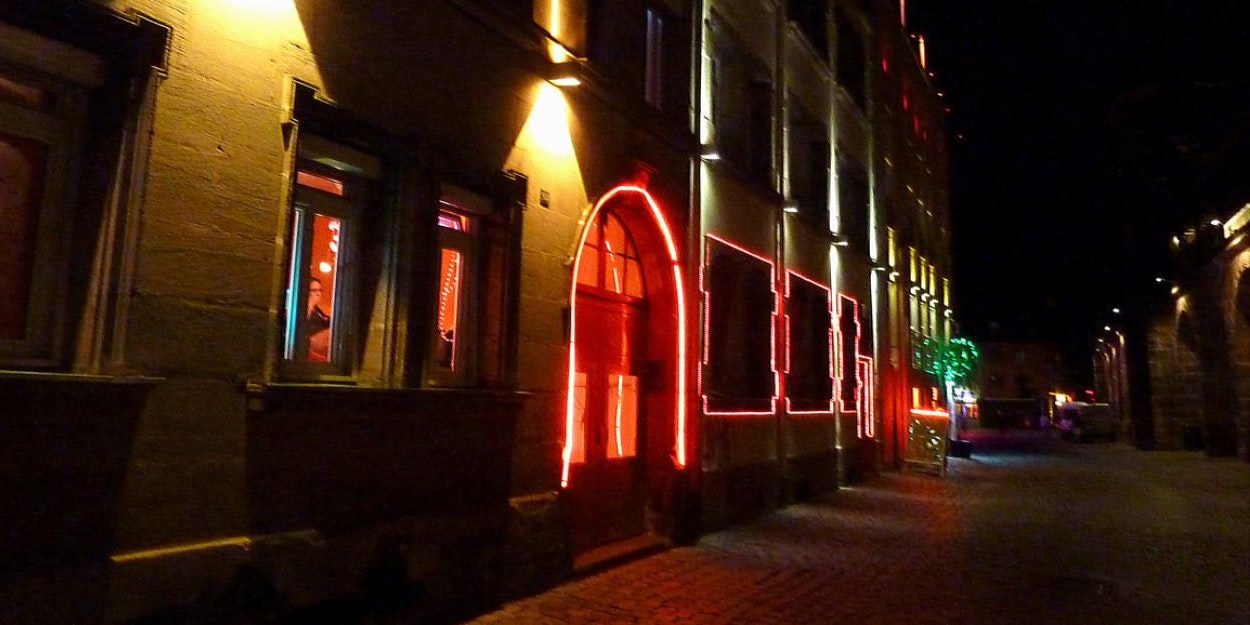 Der Mann verlor in einem Nachtlokal völlig die Nerven.