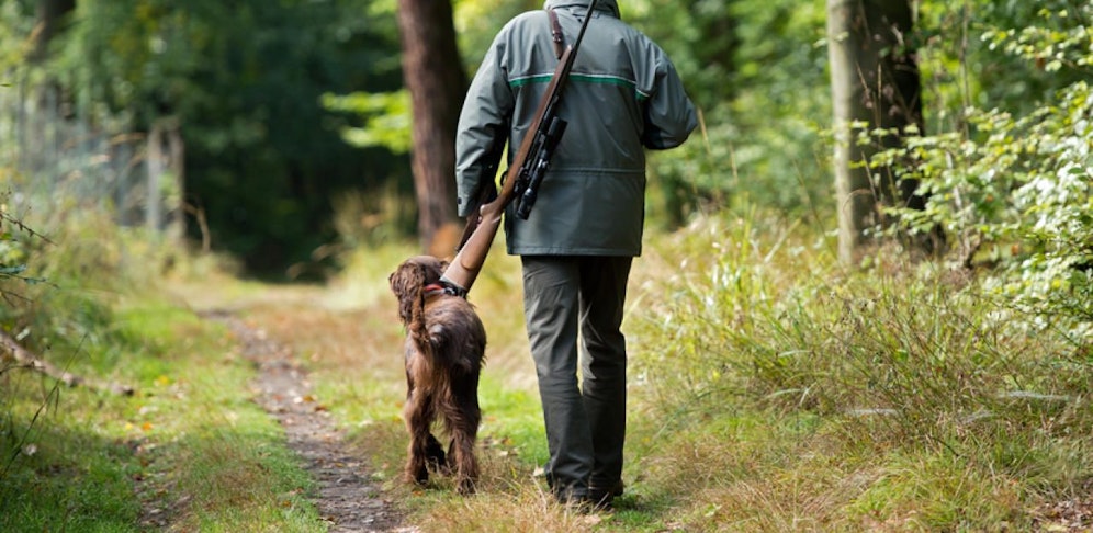 Der Mann hatte seine Flinte geladen auf dem Rücksitz seines Autos liegen lassen.