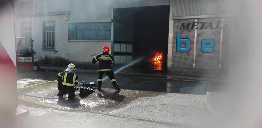 Die Acetylen-Gasflasche brennt.