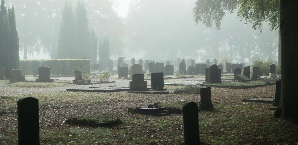 Der 57-Jährige lauerte der Frau auf einem Friedhof auf
