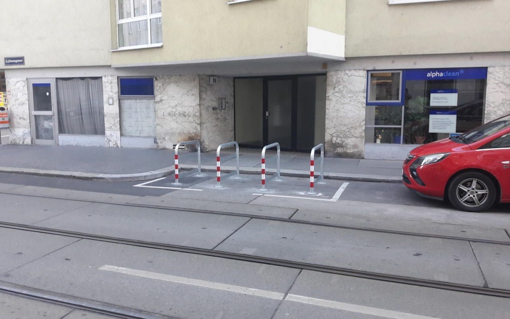 Einer der ersten Querparkplätze für Fahrräder in der Löwengasse (Landstrasse).