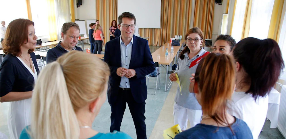  Integrationsstadtrat Jürgen Czernohorszky (3.v.l.) und KAV-Generaldirektorin Evelyn Kölldorfer-Leitgeb (1.v.l.) mit Teilnehmer eines "Deutsch im Beruf"-Kurses im Wilhelminenspital