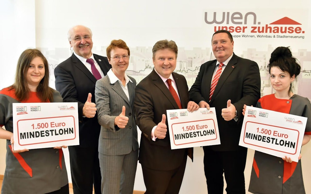 Stadtrat Michael Ludwig mit Gabriele Payr (3.vl.), Geschäftsführerin der Wiener Wohnen Haus- & Außenbetreuung, Wiener Wohnen-Direktor Josef Neumayer (2.v.l.) und Helmut Gruber, Wiener Landesvorsitzender der Gewerkschaft vida (5.v.l.), sowie die Mitarbeiterinnen Klaudia Irlik (r.) und Jelena Zivojinovic (l.)