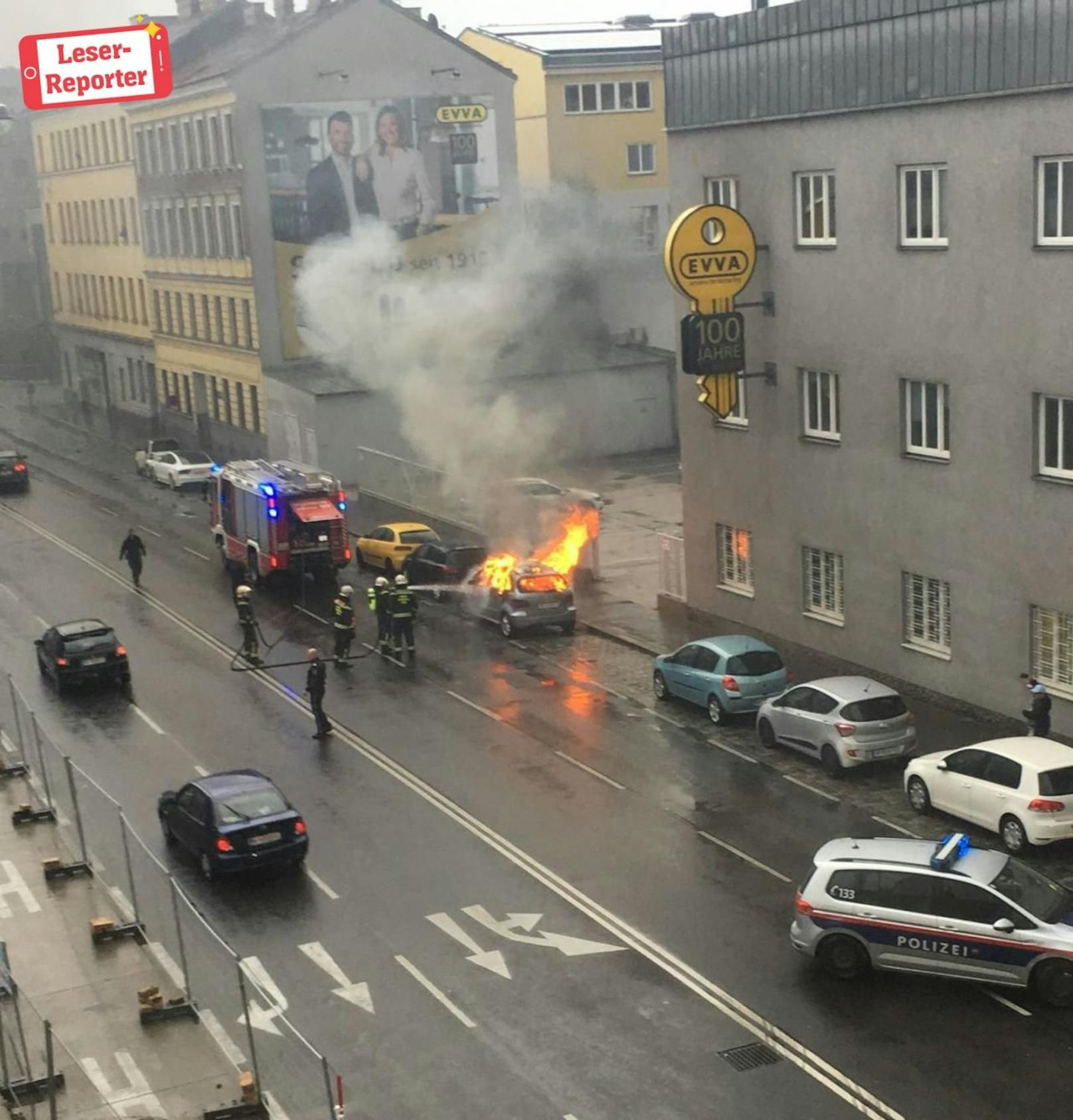 Der Mercedes brannte auf der Wienerbergstraße ab. 