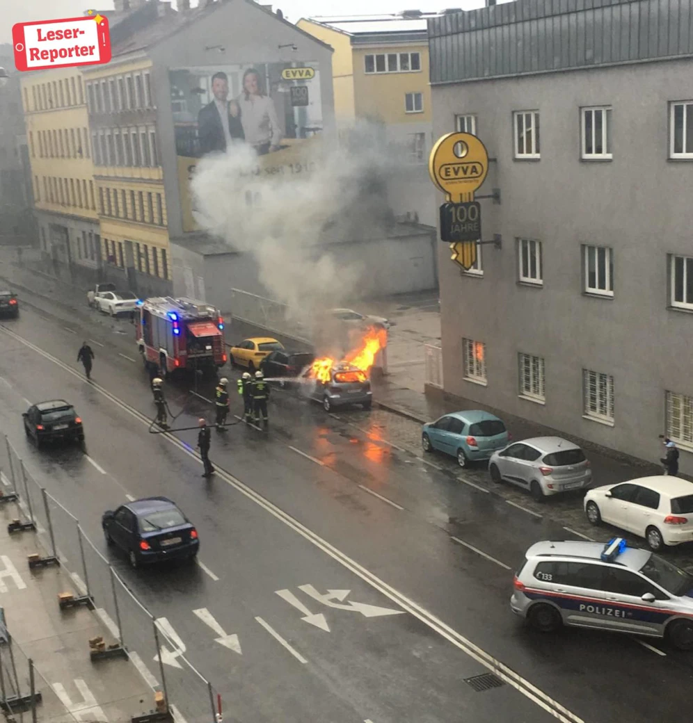 Der Mercedes brannte auf der Wienerbergstraße ab. 