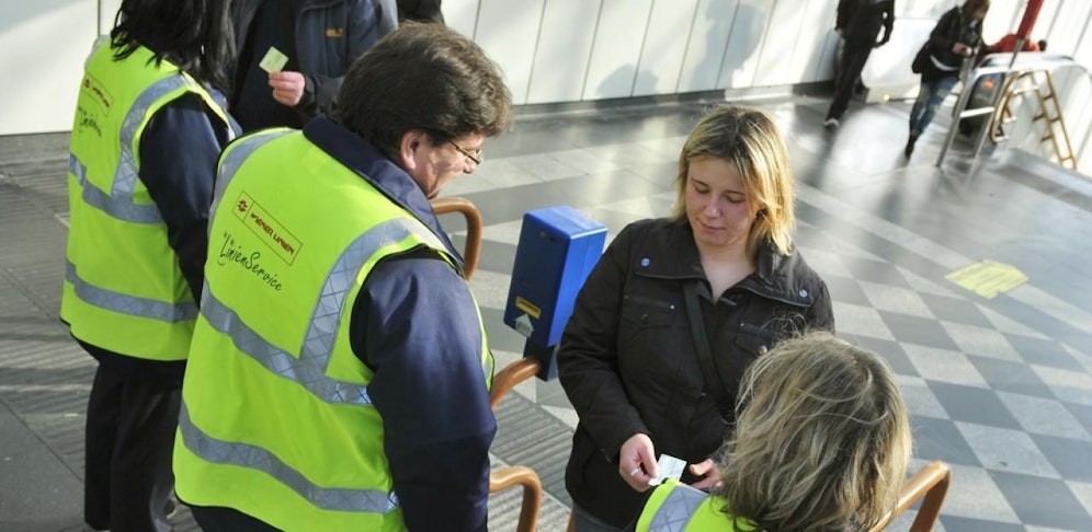 Nicht jeder Öffi-Nutzer hat ein Ticket. Und nicht jeder erwischte Schwarzfahrer akzeptiert die Strafe, ohne ausfällig oder aggressiv zu werden.