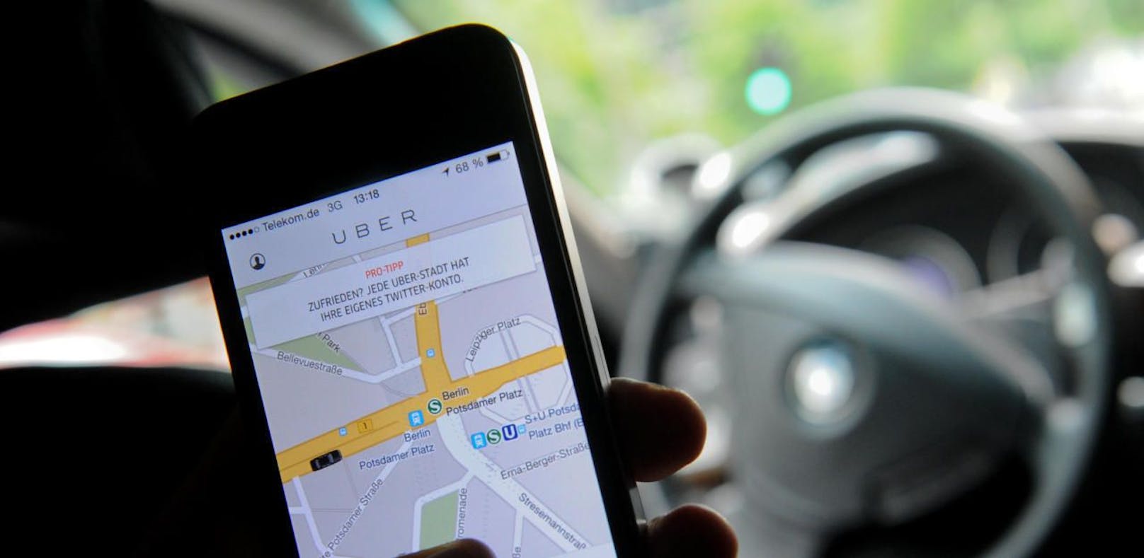 Die vereinheitlichten Regeln für Taxi- und Mietwagenunternehmen wie Uber treten am 1. September 2020 in Kraft. Ab dann kosten Fahrten in beiden gleich viel. 