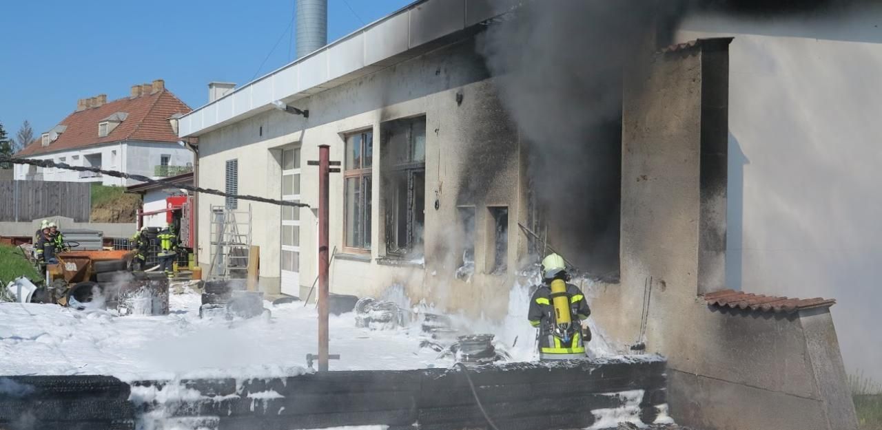 Heute.at - Großbrand: Autohaus in Hohenau in Flammen