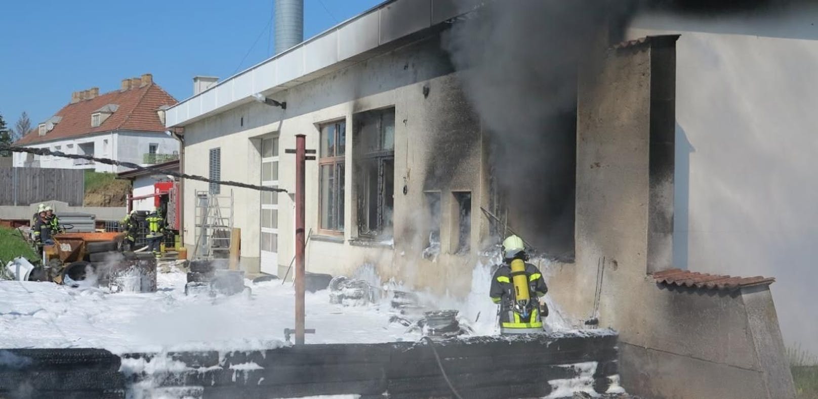 Großbrand: Autohaus in Hohenau in Flammen