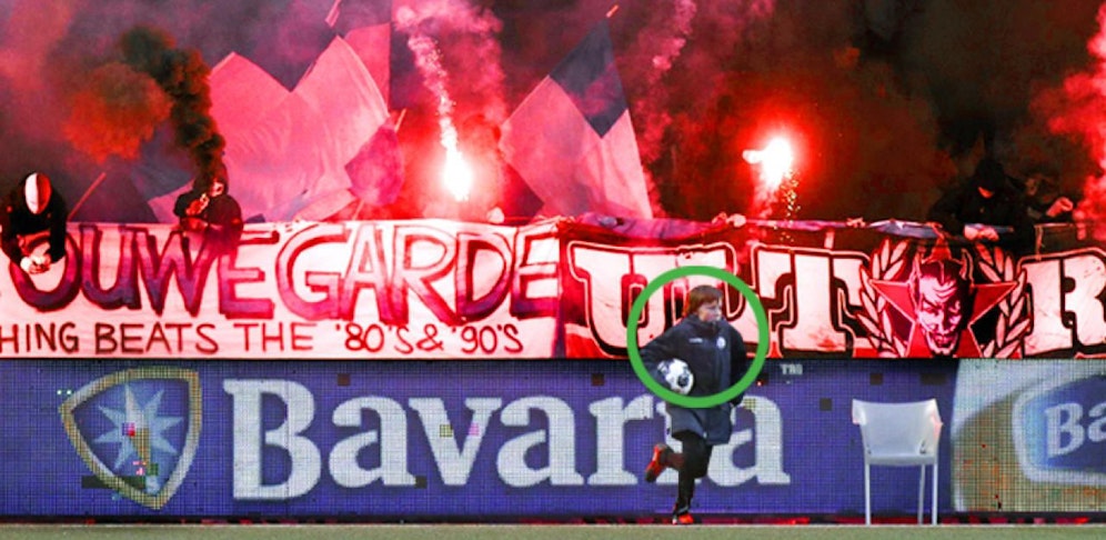 Völlig verschreckt und weinend rannte der Balljunge nach dem Zünden der Pyros auf den Rasen. 