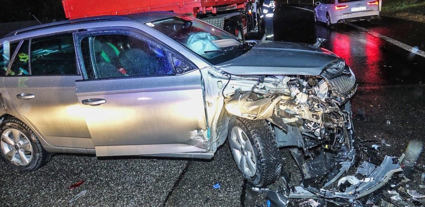 Nach Crash mit Lkw: Auto kracht gegen Leitschiene
