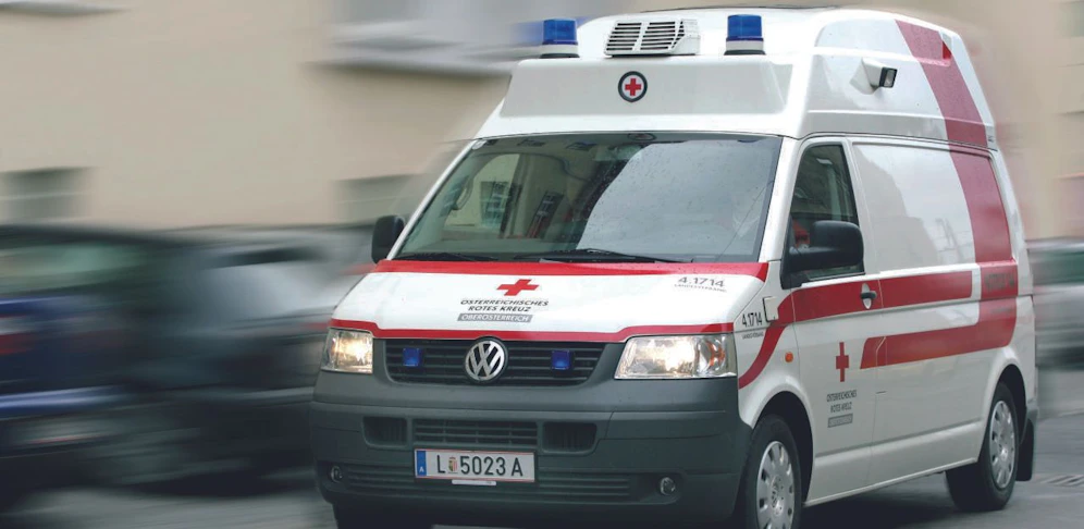 Das Rettungsauto stieß mit einem Pkw zusammen