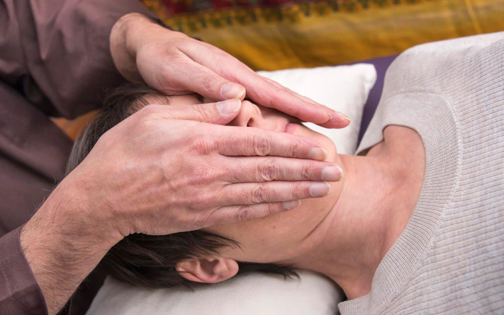 Eine Reiki-Behandlung. Reiki gilt als alternativmedizinisches Heilverfahren und wurde 1922 durch den Buddhisten Mikao Usui begründet. Symbolfoto.