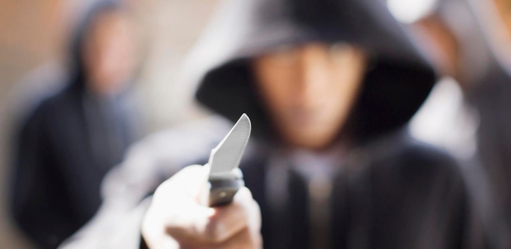 Ein 23-Jähriger soll in Traun von drei Männern angegriffen worden sein, einer der Täter bedrohte ihn mit dem Messer. (Symbolbild).