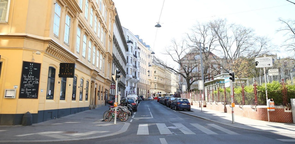 Seit Ostern schaffen neue temporäre Begegnungszonen, wie hier in der Florianigasse (Josefstadt) mehr Platz für Fußgänger. Geht es nach Verkehrsstadträtin Hebein (G) könnten manche Zonen auch bis in den Sommer verlängert werden, eine dauerhafte Einrichtung sollen sie aber nicht werden. 