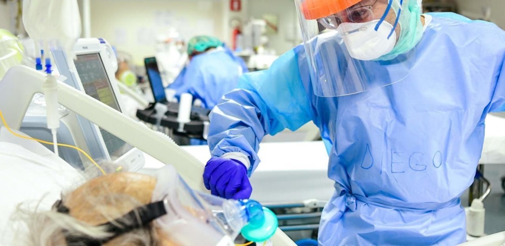 Die Zahl der Corona-Infizierten steigt weiter, aber nicht mehr so stark. Im Vergleich zu gestern gibt es 28 neue, bestätigte Fälle. 