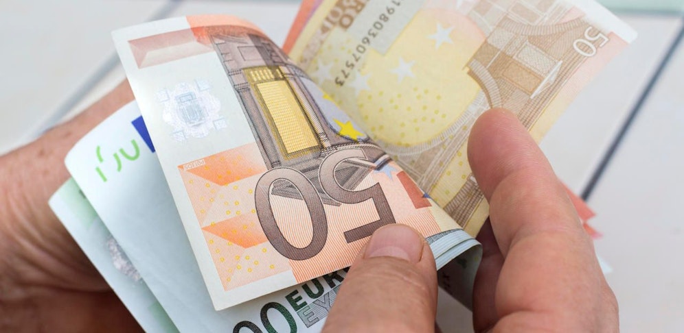 Die Frau erbeutete 2.200 Euro.