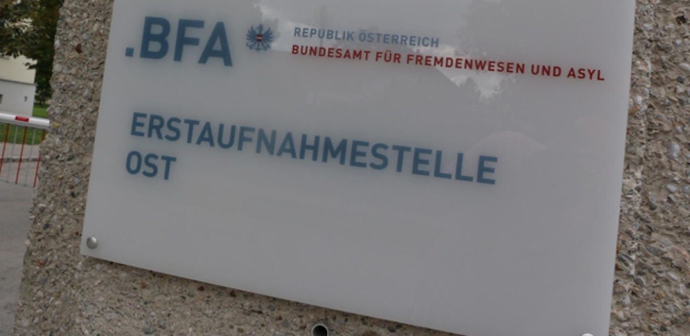 Der Eingang der Flüchtlingslagers Traiskirchen.