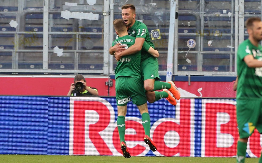 Milan Jurdik bejubelt seinen Treffer.