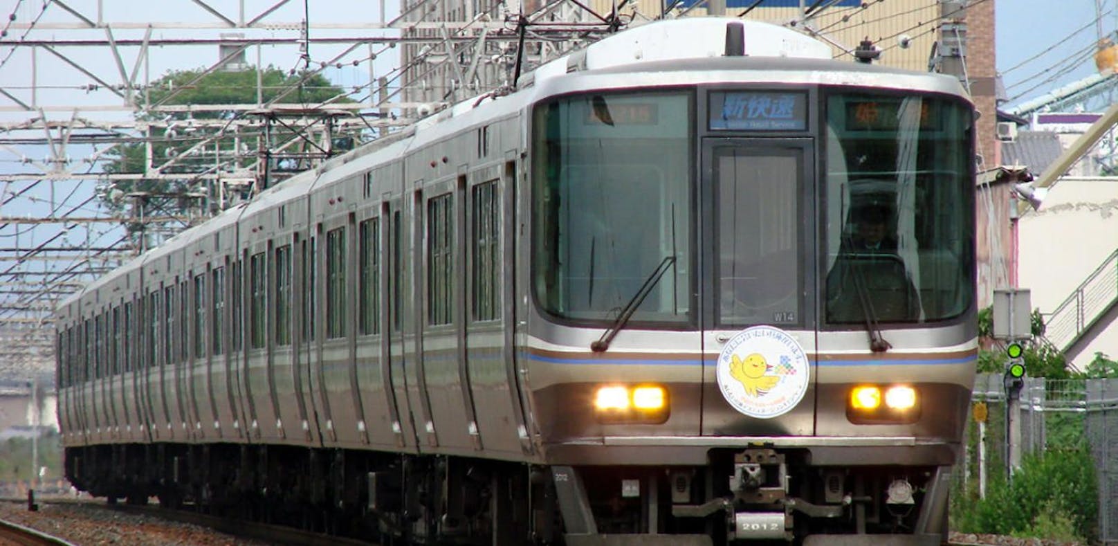 Ein Zug der West Japan Railway Company auf der Biwako-Linie