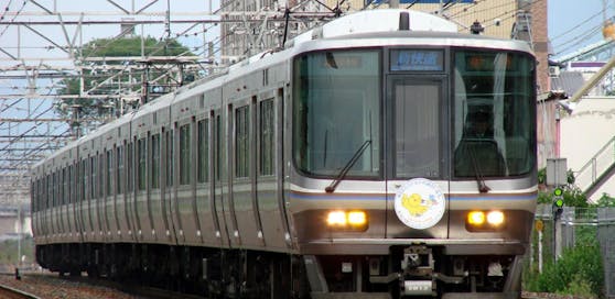 Ein Zug der West Japan Railway Company auf der Biwako-Linie