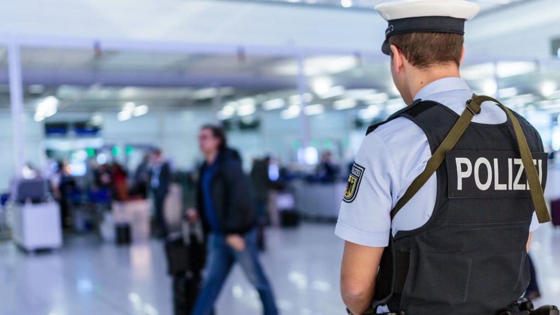 Heute.at - Millionenbetrüger direkt am Flughafen festgenommen