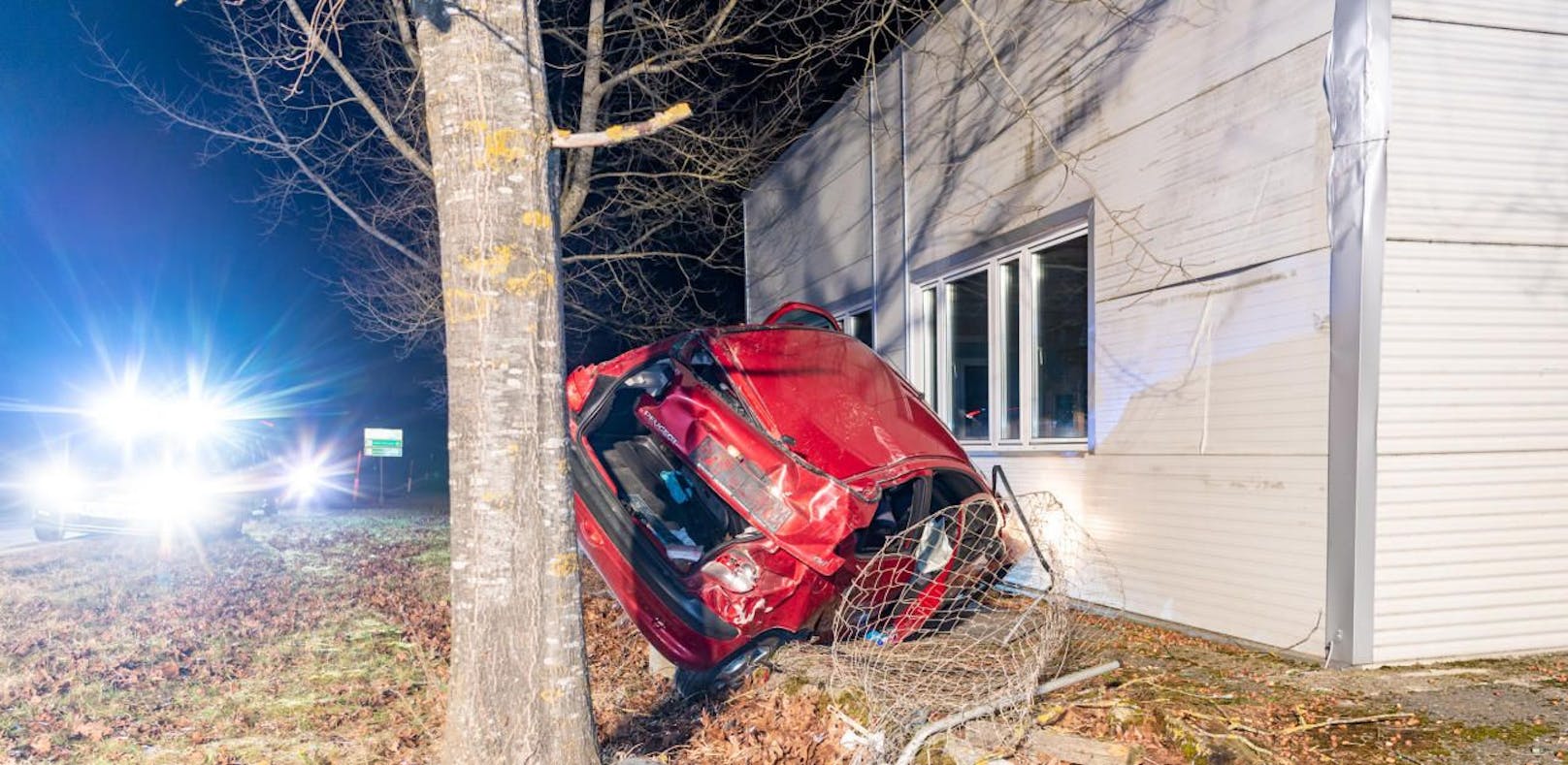 "Geblendet" – Auto gegen Hausmauer geschleudert