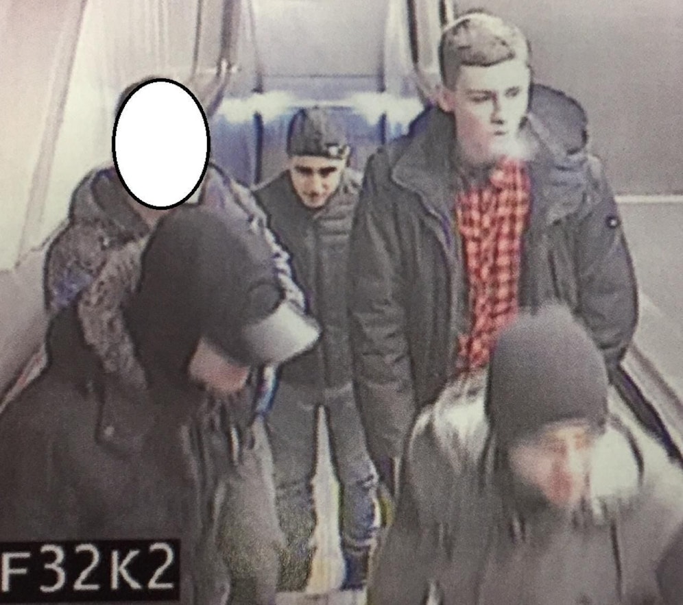 Diese vier Jugendlichen sollen einem 18-Jährigen das Handy geraubt haben.