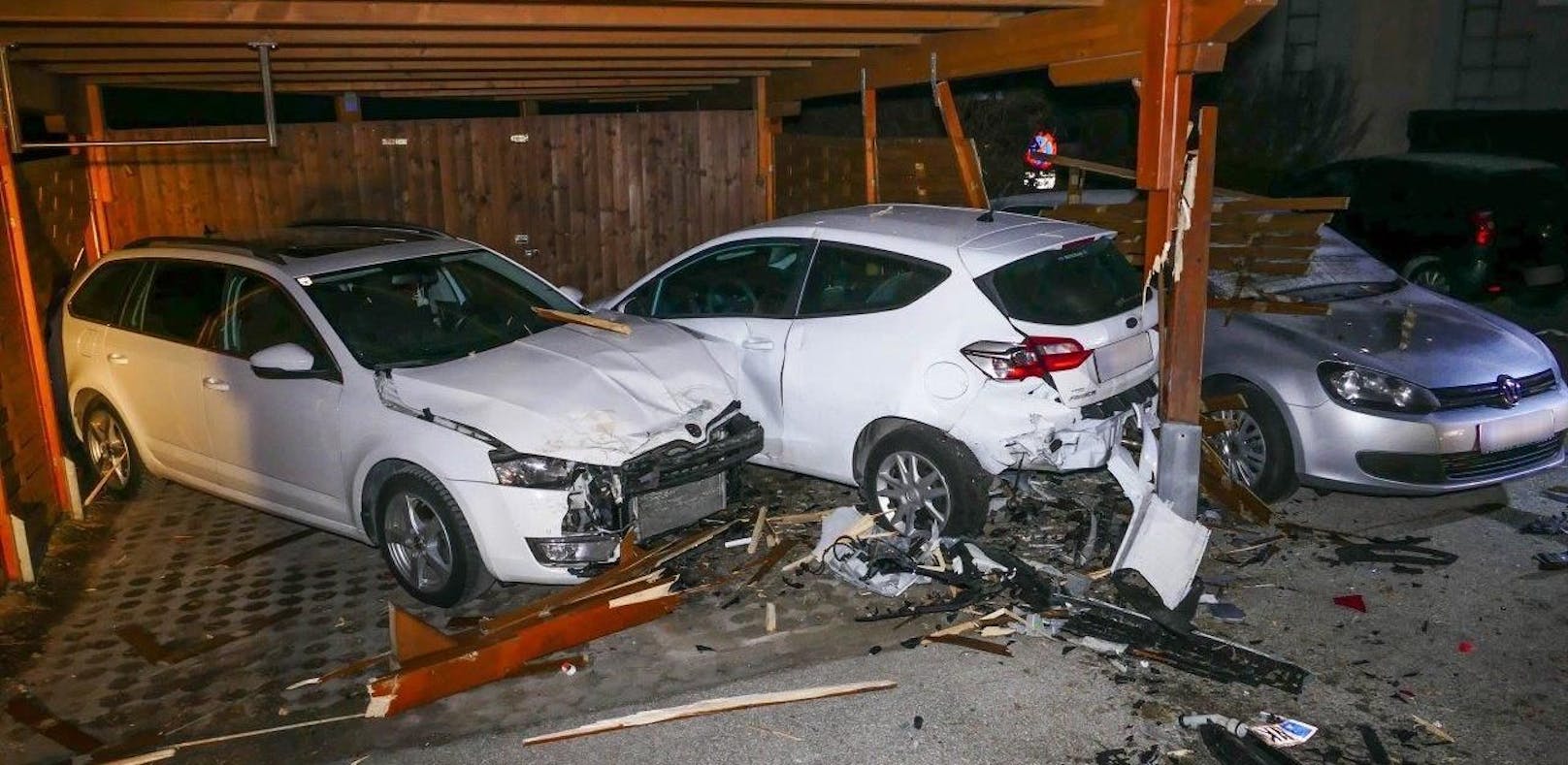 Alkolenkerin zerstörte bei Unfall 4 Autos und Carport