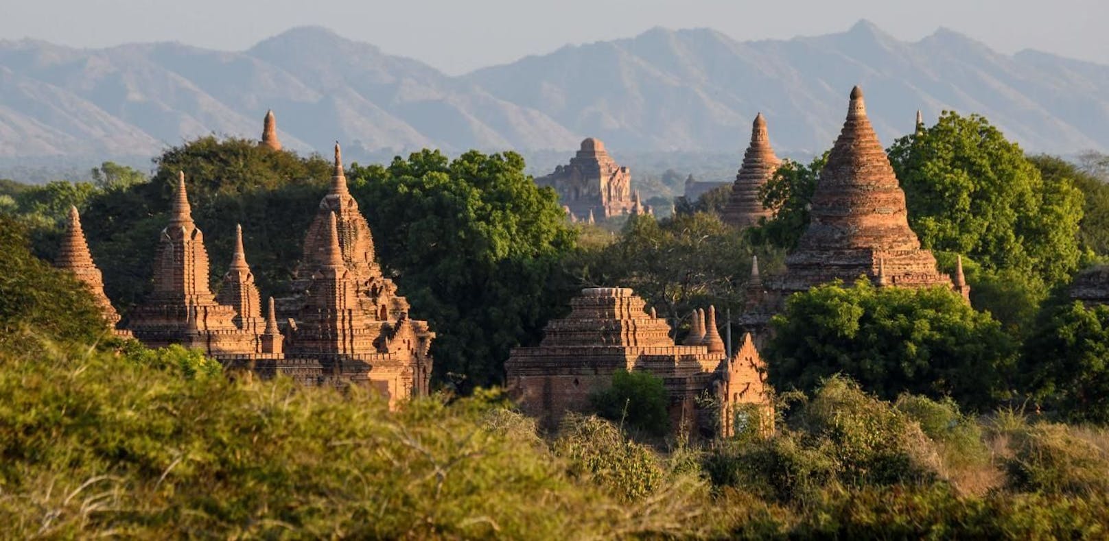 Das Touristenpaar vergnügte sich in einer Tempelanlage in Myanmar
