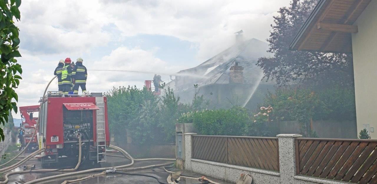 Heute.at - Feuer im Dachstuhl: Zehn Wehren waren im Einsatz
