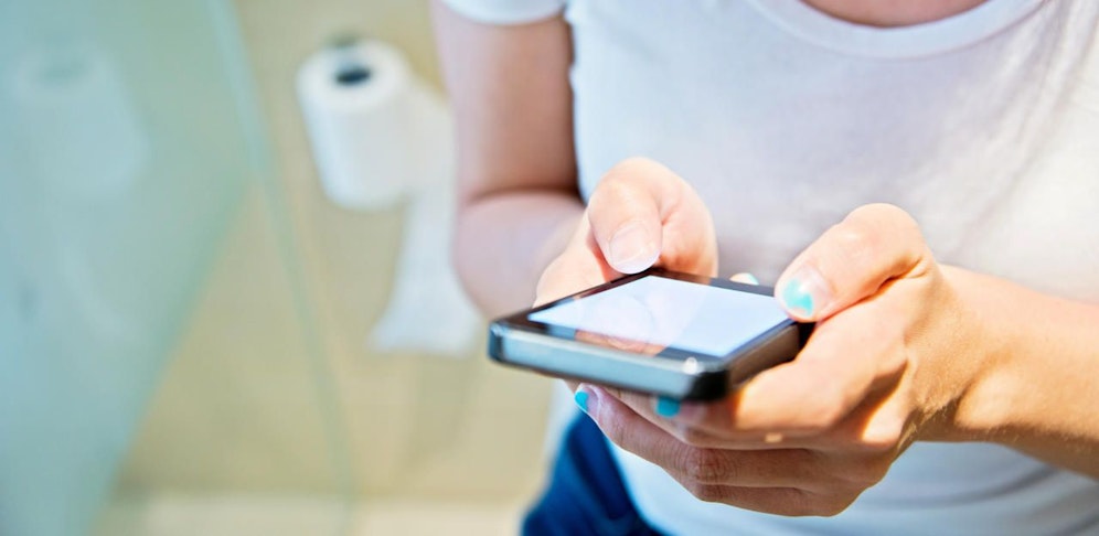 Symbolbild einer Frau am Klo. 