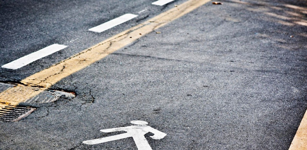 Der 76-jährige Fußgänger wurde verletzt am Unfallort zurückgelassen. (Symbolfoto)