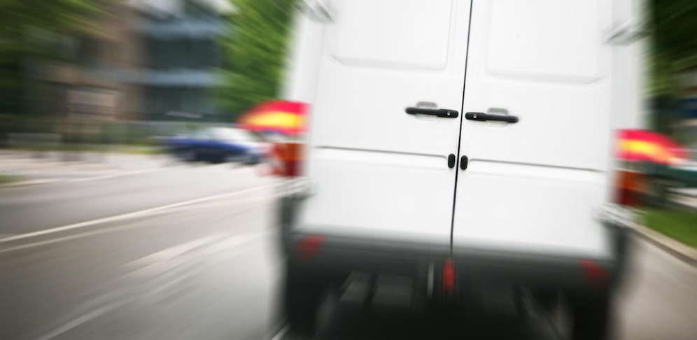 Ein 30-jähriger Türke wurde von zwei Gläubigern in seinem Transporter überrascht und mit dem Umbringen bedroht. (Symbolbild).