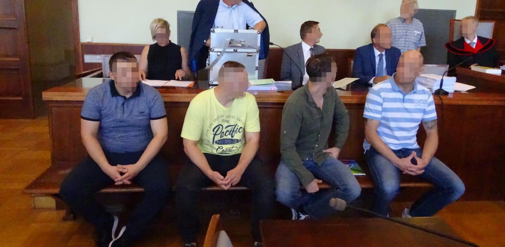 Die Angeklagten beim ersten Prozesstag am Landesgericht Wr. Neustadt.                               