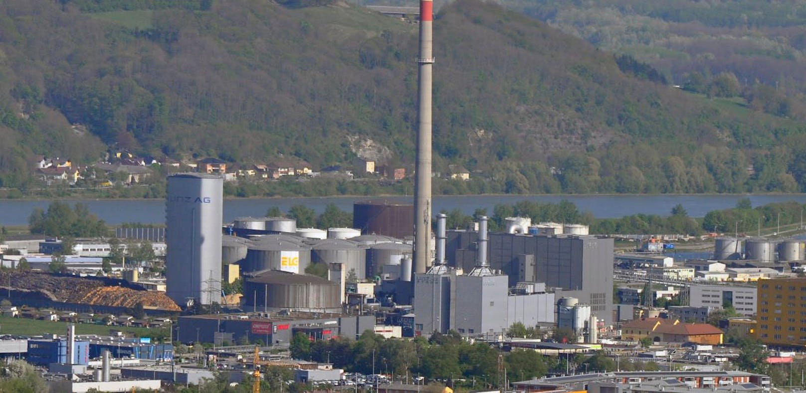 Im Chemiepark Linz traten am Mittwochmorgen 1.500 Liter Salpetersäure aus. 